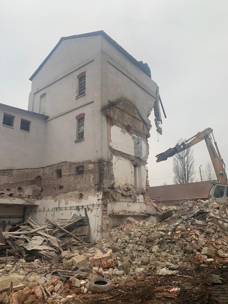 Top-down demolition of a four-storey old industrial building with a long-reach Liebherr excavator and shears
